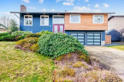 Spacious remodeled home with central AC and fenced yard Fred Meyer Grocery Pickup and Delivery附近的飯店