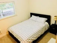 Downtown Kirkland Condo! Newly Renovated with Patio โรงแรมใกล้Northwest University