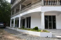 Raffin Royal Lodge Hotels in der Nähe von Adome Bridge Gardens