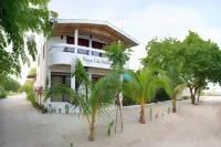 Crown Beach Hotel-Private Bikini Beach Отели в г. Дхиффуши