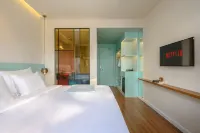 M Village Hotel Tao Đàn Park Các khách sạn gần Landmark 81 Sky View Observatory