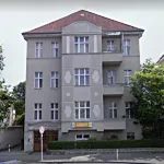 Hotel Pension Dahlem Hotel dekat Glienicker Brücke